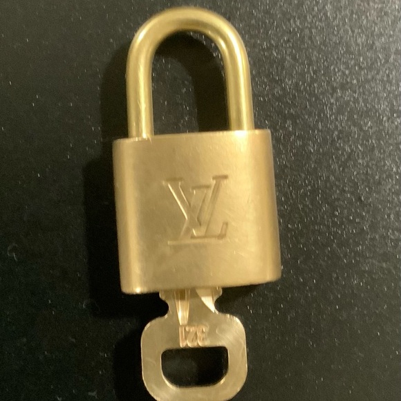 Louis Vuitton Lock and Key - Picture 5 of 7